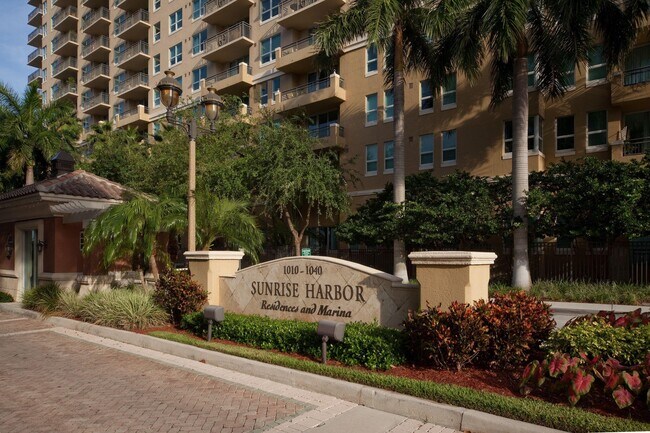 Building Photo - 1030 Seminole Dr