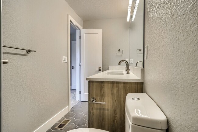 Building Photo - 3 bedroom / 3.5 bath Townhome + 2 Large Flex Spaces & Spacious Roof Top Deck!