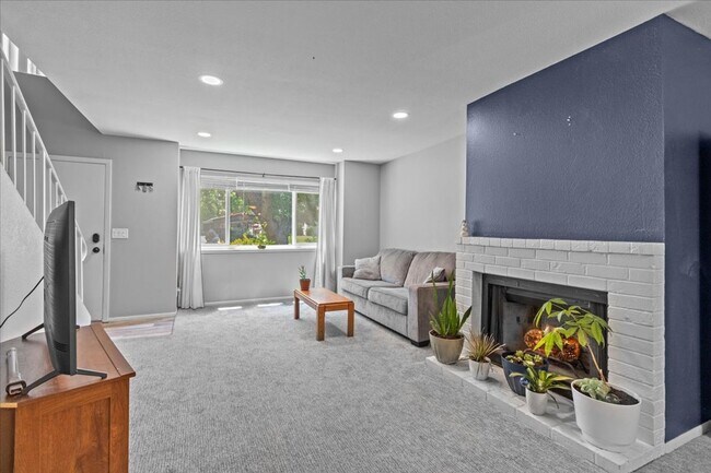 Building Photo - Woodchase Dual Primary Bedroom Condo