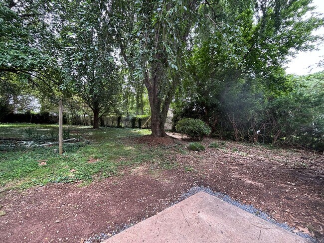 Building Photo - 505 Crestwood Dr