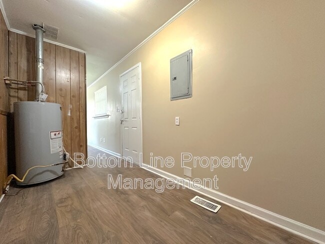 Building Photo - 3615 Midfield Dr