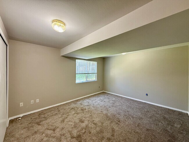 Building Photo - 6860 McEwan St
