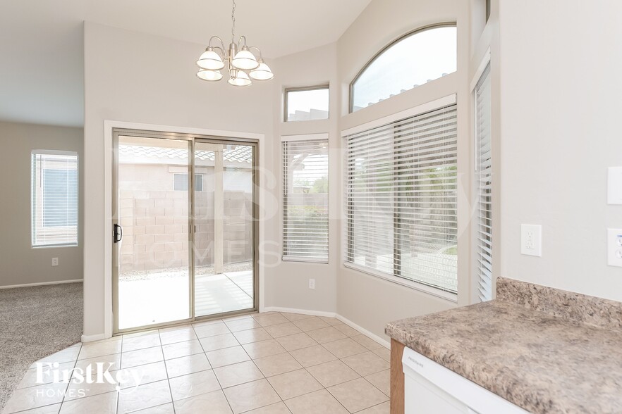 Building Photo - 557 E Jeanne Ln