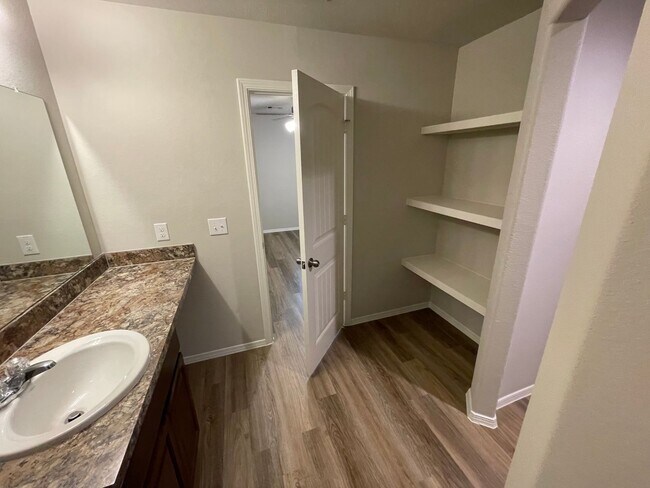 Building Photo - 731 Long Cedar Dr