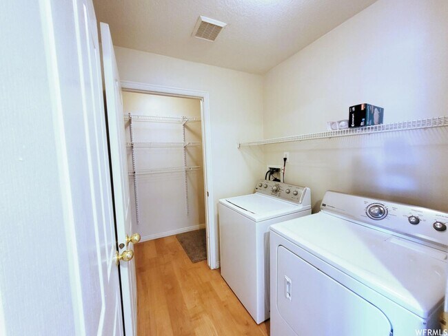 Building Photo - This is a beautiful 3 bed 2 bath home in the highly sought after CHAMBERY HOA community.