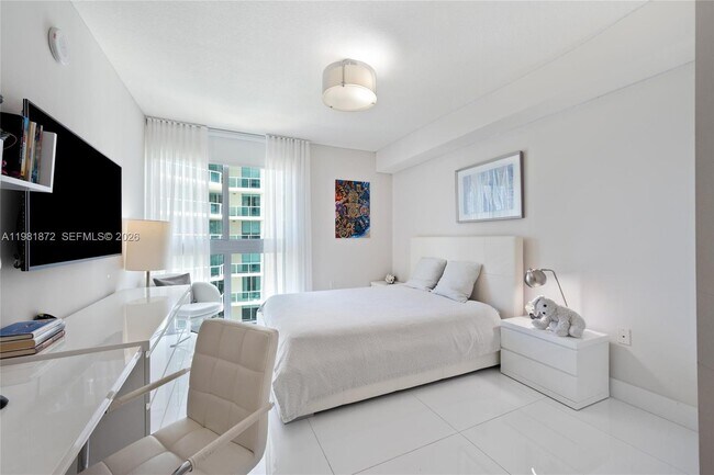 Building Photo - 300 Sunny Isles Blvd