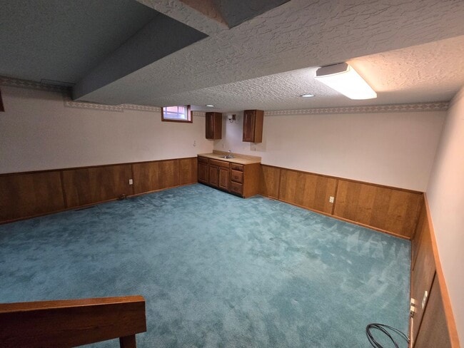 Building Photo - Large 5 Bed, 3 Bath House