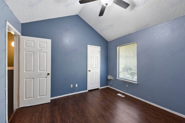 Building Photo - 800 Bluebonnet Dr