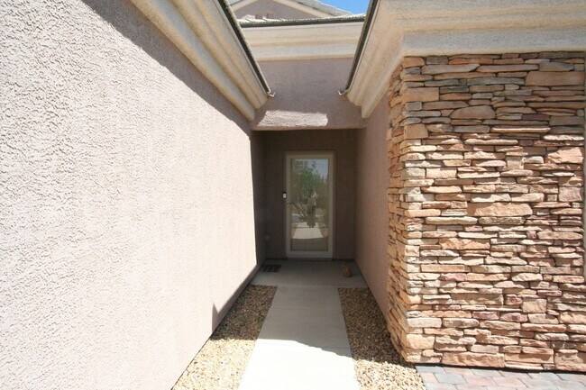 Building Photo - 2 bed w/den, 2 bath, 2 car single story house