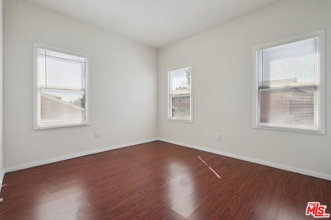 Building Photo - 1464 3/8-1464 W 35th Pl