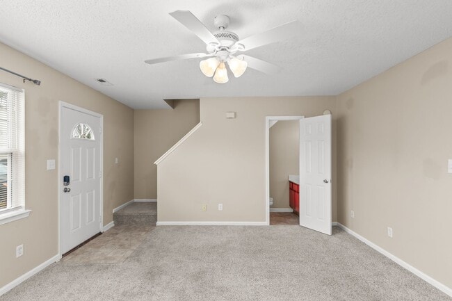 Building Photo - 2 Bed 2.5 Bath Townhome