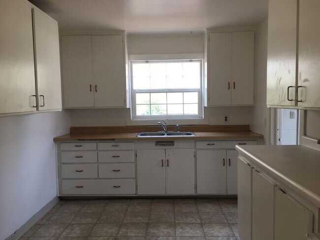 Building Photo - 2288 Hilyard St