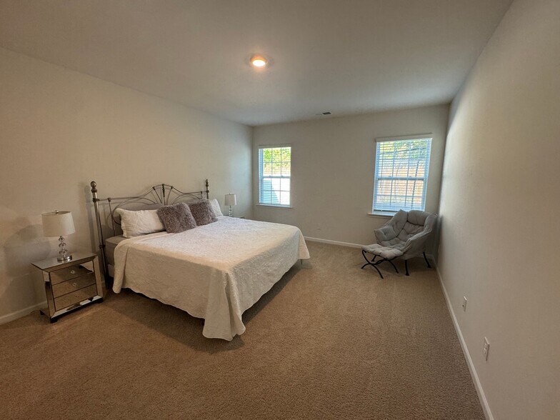 Building Photo - 1924 Vanderlyn St