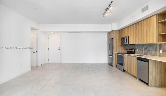 Building Photo - 2150 N Bayshore Dr