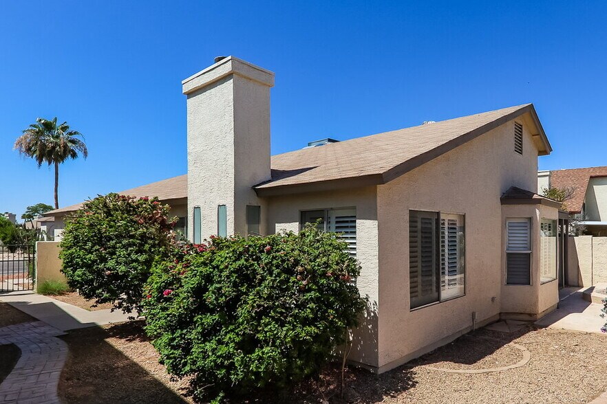 Building Photo - 8810 W Grovers Ave