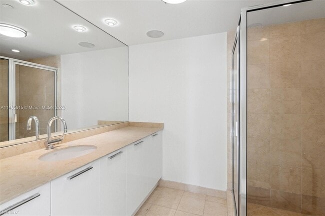 Building Photo - 4 br, 5.5 bath Condo - 18911 Collins Ave A...