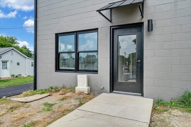 Building Photo - Newly Renovated 1BR & 2BR Apartments in Vinton - Premium Finishes!
