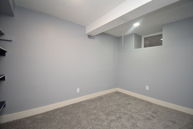 Building Photo - 2 Bed 1 Bath City Hideaway in SLC! Shops, Dining & Transit Nearby!!