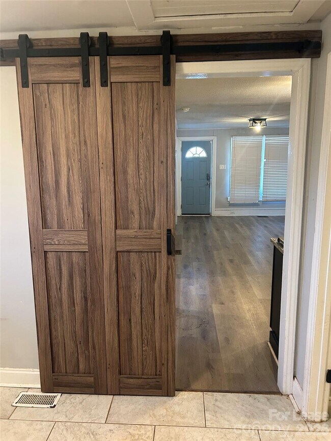 Building Photo - 3914 Bearwood Ave