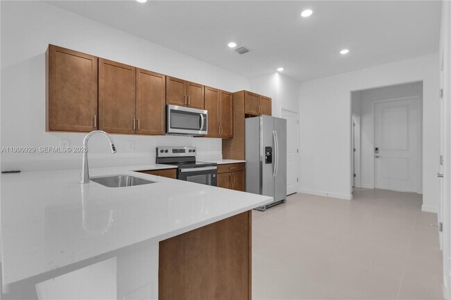 Building Photo - 615 NE 1st Ave