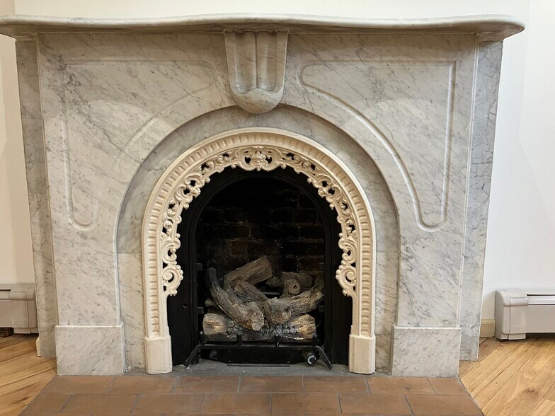 Marble mantelpiece ca.1860 & working fireplace (gas) - 143 Sussex St