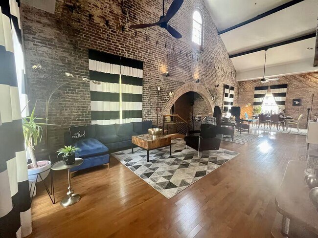 Building Photo - 709 Jackson Ave