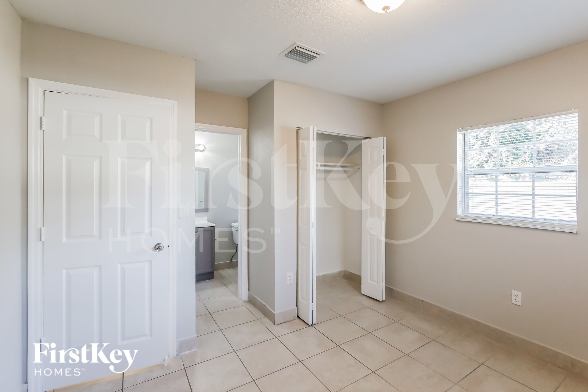 Building Photo - 1231 NE 214th St