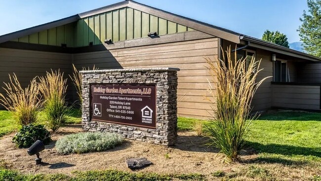 Building Photo - 220 Holiday Ln