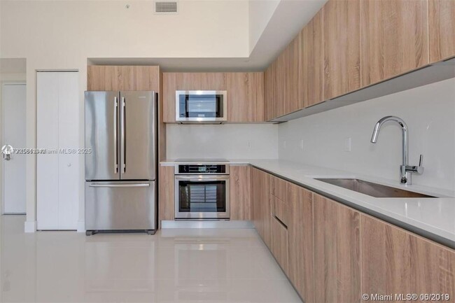 Building Photo - 3 bedroom in Aventura FL 33180