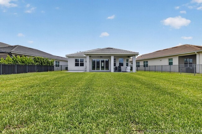 Building Photo - 15660 Goldfinch Cir