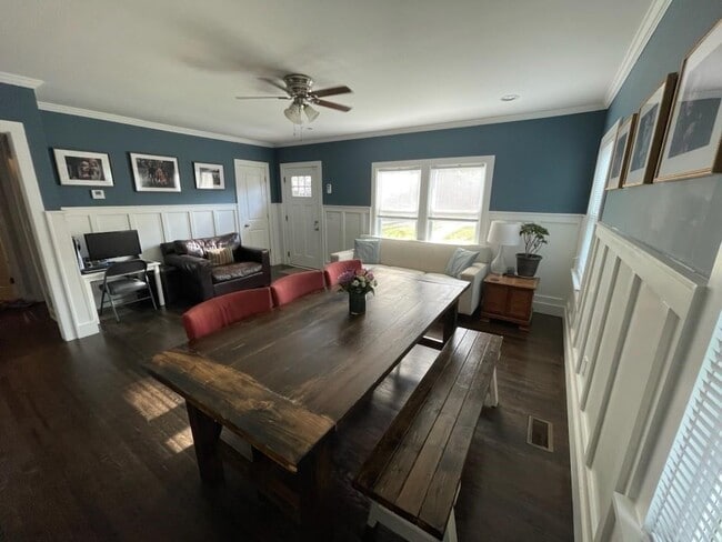 Building Photo - 124 Woodbine Cir SE