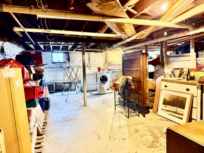 Building Photo - 740 Belmont St