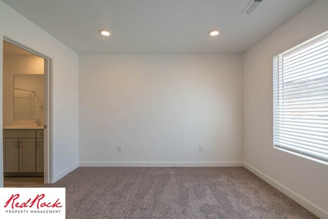 Building Photo - 3316 E Elkhorn Ln