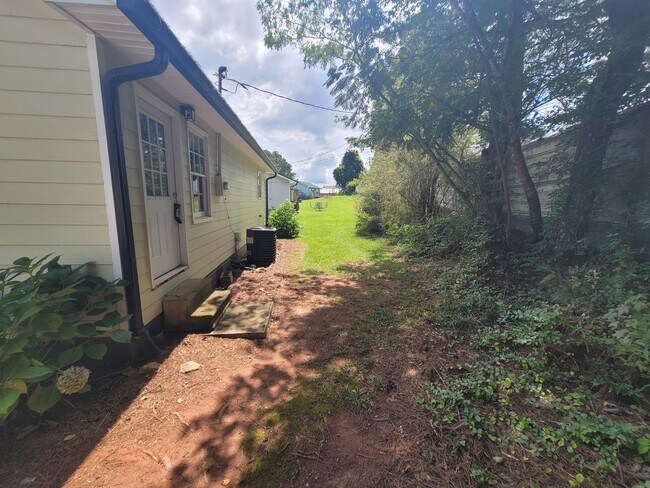 Building Photo - 2BD 1BA Home (Newly Renovated, Yardcare In...