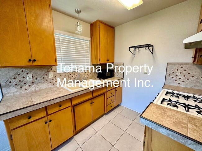 Building Photo - Cute 2 Bedroom 1 Bath Home w/ Large Backyard