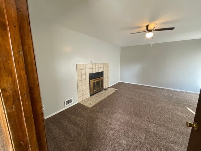 Building Photo - 3 bed. 1.5 bath 2 living areas