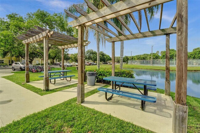 Building Photo - 417 Vista Isles Dr