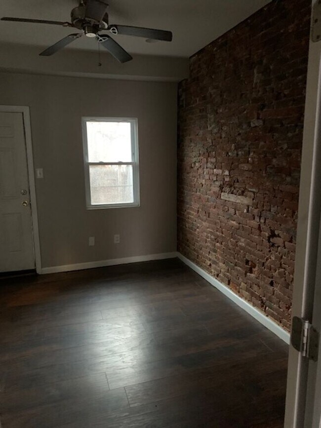 Building Photo - Charming Beautiful One Bedroom Apartment