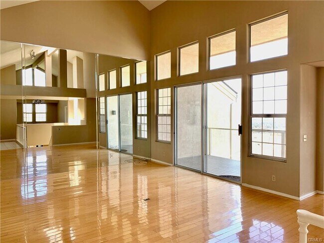 Building Photo - 6 Saros