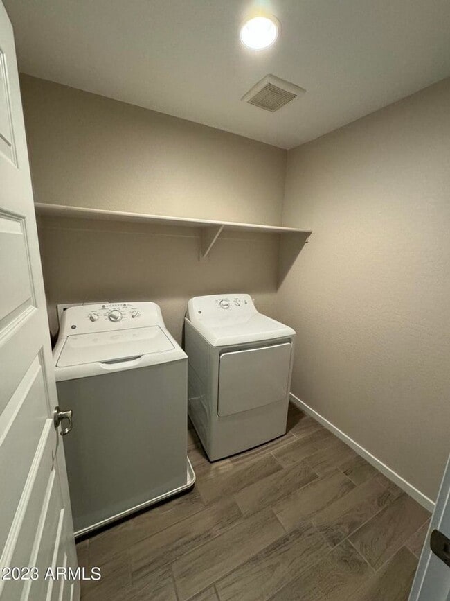 Building Photo - Newer townhome for rent in Tempe!