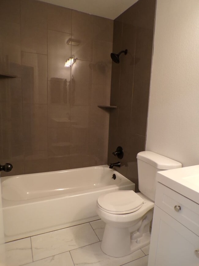 Building Photo - Updated 2 Bed 2.5 Bath Townhome!