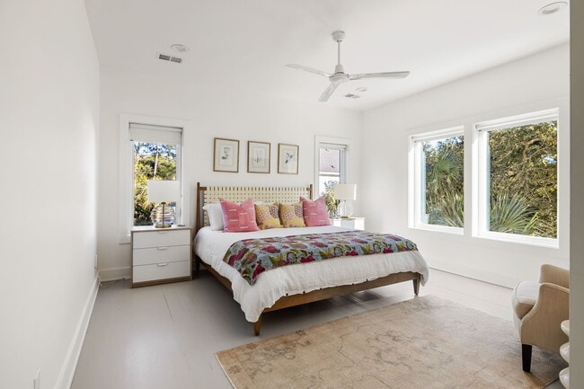 Building Photo - 508 E Huron Ave