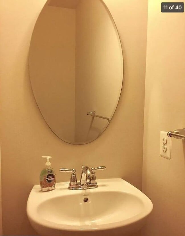 Building Photo - Large Townhome in Wormans Mill!
