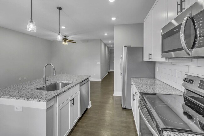 Building Photo - Charming 3-Bed, 2.5-Bath Townhouse Gem in Travelers Rest