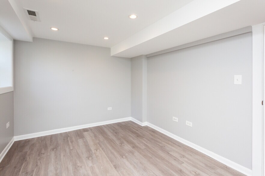 Building Photo - 3604 W Roscoe St