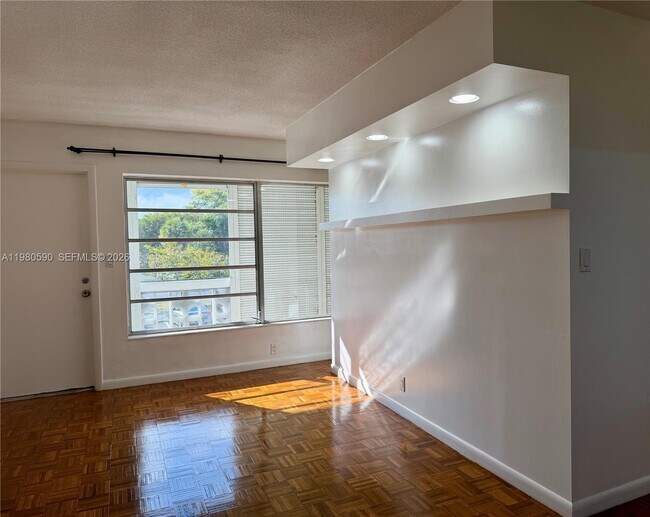 Building Photo - 16701 NE 14th Ave