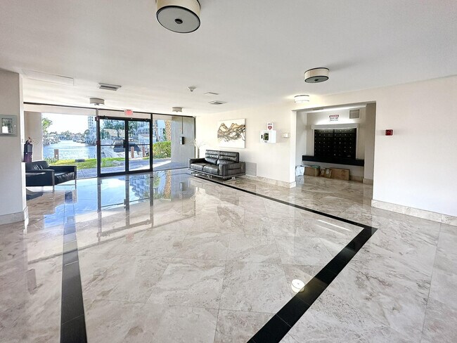 Building Photo - 4800 Bayview Dr