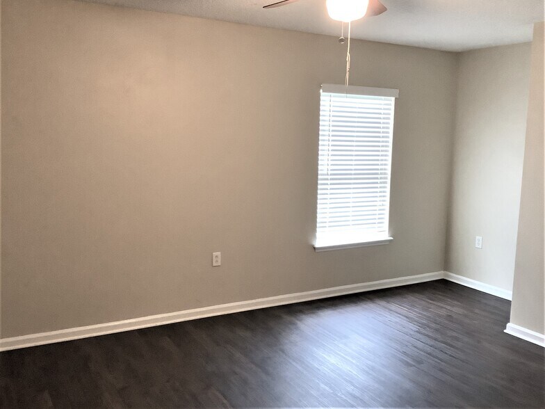 Building Photo - 11293 Justin Oaks Dr N