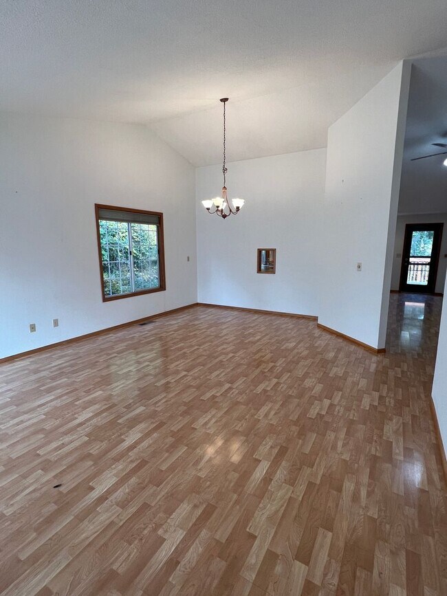 Building Photo - 3 Bedroom Home in Troutdale