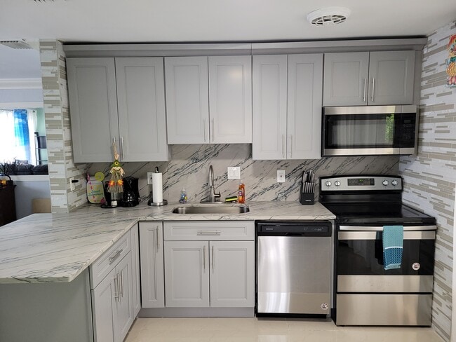 Building Photo - 1520 NE 33rd St